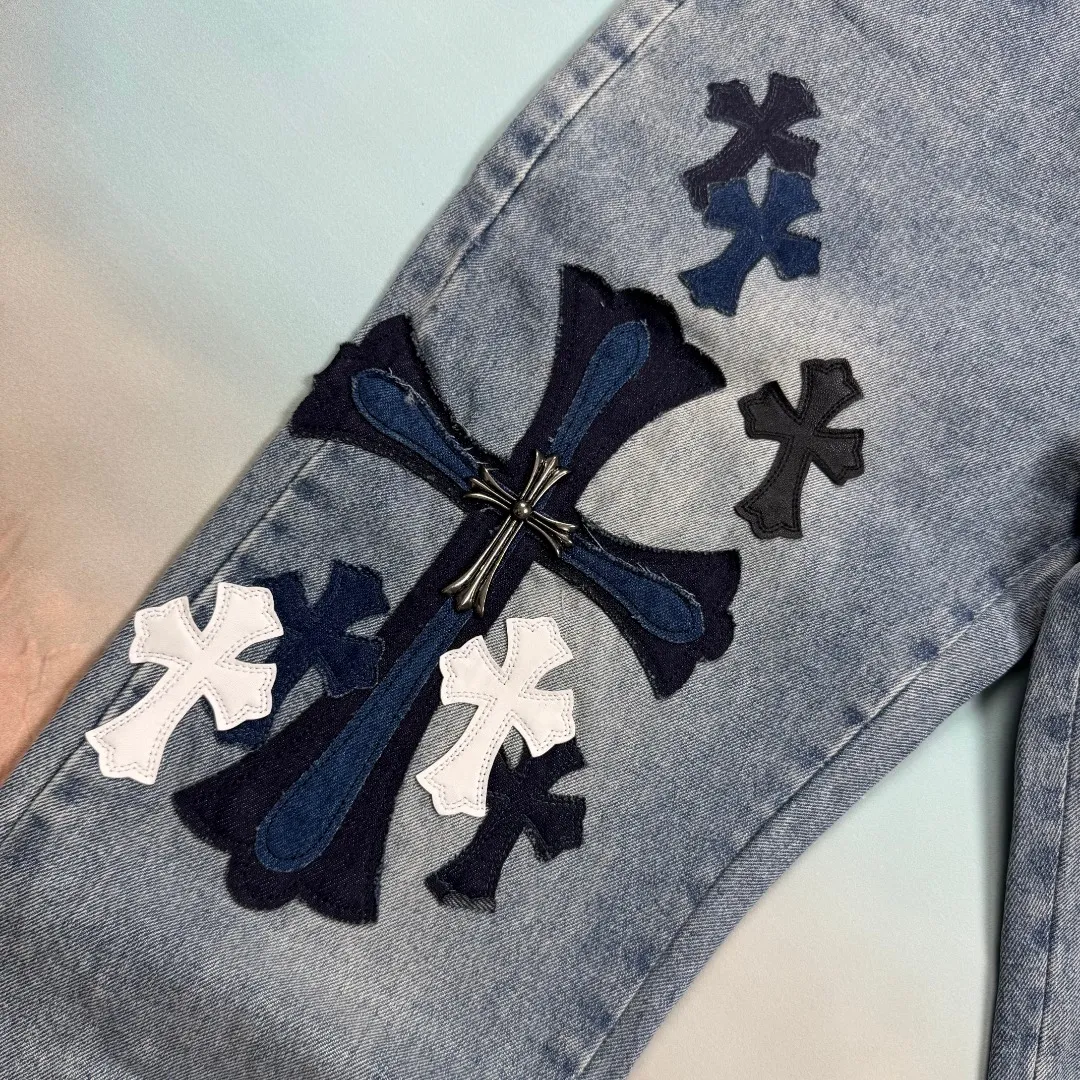🅿️320 🔘Model No.-KL107 🔘Cro Hearts𝐂𝐡𝐫𝐨𝐦𝐞 𝐇𝐞𝐚𝐫𝐭 SexRecords Series Metallic Cross Matty Limited First Generation Cow King Jeans* This is a Chrome Hearts Croxin's limited edition jeans, the first generation of Croxin's Cow King, are unanimously recognized by the industry as the "Cow King" of jeans. It is highly recognizable and uses silver ornaments and leather design, which is unique on the market. Silver jewelry and patchwork leather complement each other, giving the pants a fashionable and high-end texture. This style of jeans is suitable for matching with all kinds of tops. It not only creates an eye-catching effect visually, but also has an excellent touch. It is the best choice for creating a cool and handsome outfit, and can easily help the wearer create an outstanding temperament.  Size: S M L XL XXL (28.30.32.34.36) Color: Blue